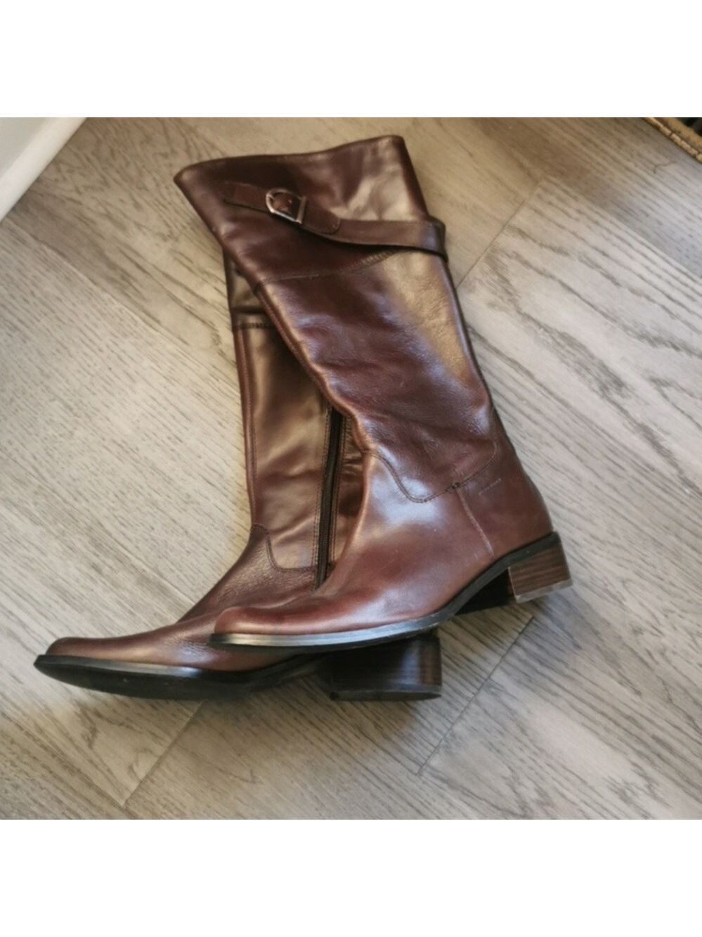 Vagabond womens knee high brown leather riding boot with side buckle. Size 9.5